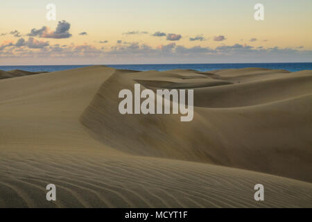 Gerippte und glatte Sand der Dünen von Maspalomas auf Gran Canaria. Stockfoto