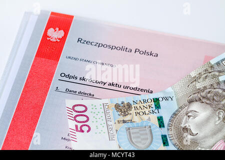 500 Polnische Zloty auf Geburtsurkunde, Konzept der polnischen sozialen Programm namens 500 Plus. Stockfoto