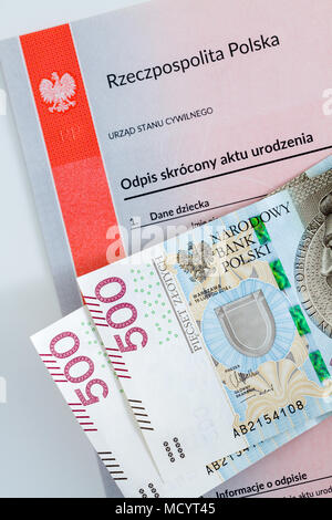 500 Polnische Zloty auf Geburtsurkunde, Konzept der polnischen sozialen Programm namens 500 Plus. Stockfoto