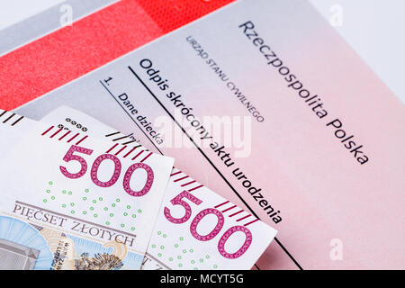 500 Polnische Zloty auf Geburtsurkunde, Konzept der polnischen sozialen Programm namens 500 Plus. Stockfoto