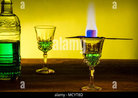 Flasche Absinth und Gläser mit brennenden Cube braunen Zucker. Stockfoto