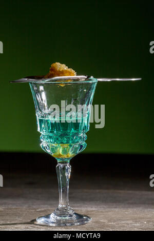 Verbrannt, Zucker auf Löffel, traditionelle Methode der Absinthe serviert. Stockfoto