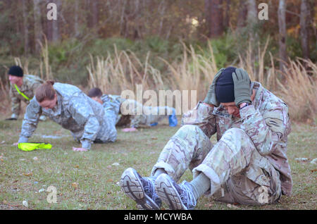 Command Sgt. Maj. Michael Grinston, command Sergeant Major für die US-Armee den Befehl, führt die Sit-ups als Teil der körperlichen Training mit Soldaten der 385 Militärpolizei Bataillon in Fort Stewart, Ga., 8. März 2018, nach Durchlaufen der Marne Meile. Grinston besucht das Bataillon zum Hauptsitz und Sitz Loslösung, 385 MP Mrd., die FORSCOM Bereitschaft Trophy (Eagle Award) zu präsentieren. (U.S. Armee Foto von SPC. Noelle E. Wiehe, 50. Öffentliche Angelegenheiten Loslösung, 3 Infanterie Division/Freigegeben) Stockfoto