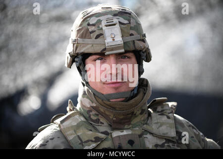 US-Armee gunners von Archer. Akku, 2. platoon, 4. Abschnitt, Field Artillery Squadron, 2nd Cavalry Regiment führen Sie eine Mission auf der M777 Haubitze. Auf diesem Foto: Spezialist Lugo Übung dynamische Vordere 18 enthält ca. 3.700 Teilnehmer aus 26 Nationen in der US-Armee Grafenwöhr Training Area (Deutschland), 24.02.23. - 10. März 2018. Dynamische Vordere ist eine jährliche US-Army Europe (USAREUR) Übung konzentriert sich auf die Interoperabilität der US-Armee, gemeinsame Service- und Alliierten nation Artillerie und Fire Support im multinationalen Umfeld, von Theater-Hauptsitz tar identifizieren Stockfoto