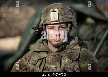 US-Armee gunners von Archer. Akku, 2. platoon, 4. Abschnitt, Field Artillery Squadron, 2nd Cavalry Regiment führen Sie eine Mission auf der M777 Haubitze. In diesem Foto: privat Carr Übung dynamische Vordere 18 enthält ca. 3.700 Teilnehmer aus 26 Nationen in der US-Armee Grafenwöhr Training Area (Deutschland), 24.02.23. - 10. März 2018. Dynamische Vordere ist eine jährliche US-Army Europe (USAREUR) Übung konzentriert sich auf die Interoperabilität der US-Armee, gemeinsame Service- und Alliierten nation Artillerie und Fire Support im multinationalen Umfeld, von Theater-Hauptsitz Identifizierung des Stockfoto