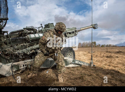 US-Armee gunners von Archer. Akku, 2. platoon, 4. Abschnitt, Field Artillery Squadron, 2nd Cavalry Regiment führen Sie eine Mission auf der M777 Haubitze. Übung dynamische Vordere 18 enthält ca. 3.700 Teilnehmer aus 26 Nationen in der US-Armee Grafenwöhr Training Area (Deutschland), 24.02.23. - 10. März 2018. Dynamische Vordere ist eine jährliche US-Army Europe (USAREUR) Übung konzentriert sich auf die Interoperabilität der US-Armee, gemeinsame Service- und Alliierten nation Artillerie und Fire Support im multinationalen Umfeld, von Theater-Hauptquartier, um Ziele festzulegen, zu gun Crews ziehen Schlüsselbänder Stockfoto