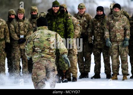 Spc. Anthony Yang, ein San Diego, Kalifornien, native und eine Chemische, biologische, radiologische und nukleare Spezialist mit der 82Nd Brigade Engineer Battalion, 2nd Armored Brigade Combat Team, 1.Infanterie Division, schafft Titel von Laufen im Schnee während der Aufklärung Ausbildung in Tapa, Estland am 8. März 2018 im Rahmen einer schnellen Reaktion Bereitschaft Übung zur Unterstützung der Atlantischen lösen. Die multinationale Ausbildung wurde von Soldaten der kanadischen Royal 22 Regiment zugunsten der US-Soldaten aus der 82nd BEB und britische Soldaten der 1. Royal Welsh Bataillon führte. (U.S. Armee Foto von Stockfoto