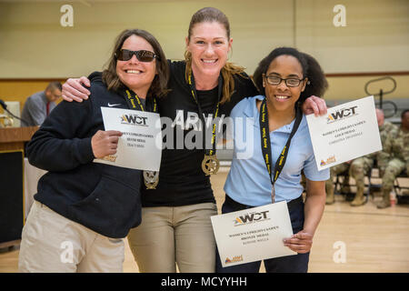 (Von links) der U.S. Army in den Ruhestand SPC. Tracy Hinez, Maj. Christian Truesdale und SPC. Konnie Brunnen, erhalten Medaillen für die weibliche Aufrecht C6/Open Event während der 2018 Armee Studien in Fort Bliss, Texas, 6. März 2018. Die Goldmedaille vergeben Truesdale, silber Hines und Bronze in die Vertiefungen. 74 Verwundete, Kranke oder Verletzte aktiven Soldaten und Veteranen nehmen an einer Reihe von Veranstaltungen, die in Fort Bliss, Texas, 24.02.27 durch den 9. März 2018 gehalten werden als stellvertretender Stabschef, Krieger und Übergang host die 2018 Armee Studien. (U.S. Armee Foto: Staff Sgt. Roy Woo) Stockfoto