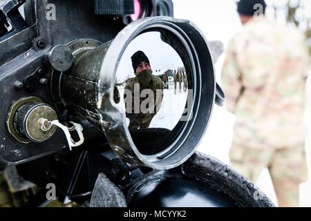 Us-Armee SPC. Logan Muir, Bowie, Maryland native und ein radfahrzeug Mechaniker mit der 82Nd Brigade Engineer Battalion, 2nd Armored Brigade Combat Team, 1.Infanterie Division, untersucht einen Speer Waffe Testing System während eines multinationalen Cross-training mit britischen Soldaten mit der 1 Royal Welsh Bataillon in Tapa, Estland, 9. März 2018 im Rahmen einer schnellen Reaktion Bereitschaft Übung zur Unterstützung der Atlantischen lösen. (U.S. Armee Foto von SPC. Hubert D. Delany III/22 Mobile Public Affairs Abteilung) Stockfoto