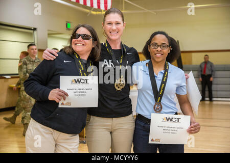 (Von links) der U.S. Army in den Ruhestand SPC. Tracy Hinez, Maj. Christian Truesdale und SPC. Konnie Brunnen, erhalten Medaillen für die weibliche Aufrecht C6/Open Event während der 2018 Armee Studien in Fort Bliss, Texas, 6. März 2018. Die Goldmedaille vergeben Truesdale, silber Hines und Bronze in die Vertiefungen. 74 Verwundete, Kranke oder Verletzte aktiven Soldaten und Veteranen nehmen an einer Reihe von Veranstaltungen, die in Fort Bliss, Texas, 24.02.27 durch den 9. März 2018 gehalten werden als stellvertretender Stabschef, Krieger und Übergang host die 2018 Armee Studien. (U.S. Armee Foto: Staff Sgt. Roy Woo) Stockfoto