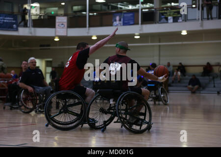 Us-Armee Studien Athleten konkurrieren im Rollstuhl Basketball während Ihrer letzten Spiel in Fort Bliss, Texas, 6. März 2018. 74 Verwundete, Kranke oder verletzte Soldaten und Veteranen nehmen an einer Reihe von Veranstaltungen, die in Fort Bliss, Texas, 24.02.27 durch den 9. März 2018 statt, als der stellvertretende Stabschef, Krieger und Übergang beherbergt die 2018 US-Armee Studien (U.S. Armee Foto von Pfc. Anthony Todd) Stockfoto