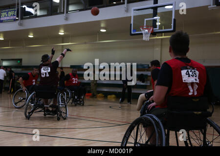 Us-Armee Studien Athleten konkurrieren im Rollstuhl Basketball während Ihrer letzten Spiel in Fort Bliss, Texas, 6. März 2018. 74 Verwundete, Kranke oder verletzte Soldaten und Veteranen nehmen an einer Reihe von Veranstaltungen, die in Fort Bliss, Texas, 24.02.27 durch den 9. März 2018 statt, als der stellvertretende Stabschef, Krieger und Übergang beherbergt die 2018 US-Armee Studien (U.S. Armee Foto von Pfc. Anthony Todd) Stockfoto