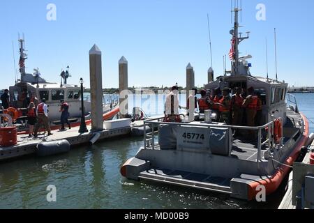 Zwei 45-Fuß-Boot Medium boatcrews Antwort von der Coast Guard Station St. Petersburg, Florida, bereiten die Station mit 13 afrikanischen Nation partner Vertreter, Freitag, 9. März 2018 zu verlassen. Sektor St. Petersburg Gastgeber der Vertreter als Teil des US-Verteidigungsministeriums Africa Command militärischen Programm. (U.S. Coast Guard Foto von Petty Officer 2. Klasse Ashley J. Johnson) Stockfoto