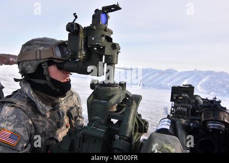 Staff Sgt. Michael Bottcher, Batterie B, 2nd Battalion, 14th Field Artillery Regiment, überprüft die endgültigen Koordinaten als sein Team stellt eine 155-mm-Haubitze für das Feuern im Yukon, Alaska, 7. März 2018. Die Ausübung, Automatische Big Rig, war Teil der ersten Waffe raid in drei Jahren für die 2 Battalion, 14th Field Artillery Regiment und wurde in Verbindung mit dem Hubschrauber Unterstützung von der 1 Battalion, 52nd Aviation Regiment. Die Field Artillery Regiment wird Teil der 1 Stryker Brigade Combat Team, 25 Infanterie Division. (Armee Foto/John pennell) Stockfoto