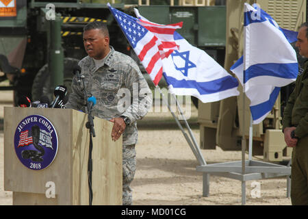 Generalleutnant Richard Clark, Kommandant der Luftwaffe, sprach mit rund 41 internationalen Reporter und 11 israelische Reporter während Juniper Cobra Media Day bei Hatzor, Israel März 8, 2018. Clark's Themen der Diskussion war das US-Engagement in die Sicherheit und die Sicherheit Israels, die Ausführung von Juniper Cobra 18, die Bedeutung der US-israelischen Beziehungen und zur Schau zu stellen US-Funktionen mit statischen wird angezeigt. (Foto von Sgt. 1. Klasse Jason E Epperson/10 AAMDC PAO) Stockfoto