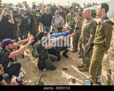 Us-Armee Oberst David E. Schaft, Kommandeur der 10. Luft- und Raketenabwehr Befehl und Soldaten der Delta Batterie, 5 Bataillon Air Defense Artillery, Cpt. Dustin Colegate, Kommandeur der Delta. Akku, 2. Lt Jessica Slade, launcher Zugführer, Sgt. Jordan, Jones, Engagement Control Station operator, SPC. Kyle Kerr, launcher Operator und SPC. Julian Avina, Launcher, in der Juniper Cobra Media Day bei Hatzor Air Force Base, Israel, 8. März 2018 teilgenommen. Juniper Cobra18 ist eine ballistische Flugkörper gemeinsamer US-Israel übung, Computersimulationen verwendet die US-und Israel zu trainieren Stockfoto