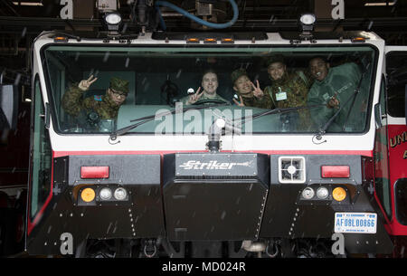 Foto Details/DOWNLOAD HI-RES 5 von 7 Japan Masse Verteidigung-kraft Soldaten vom 1. Training Unit, Camp Higashi-Chitose, Hokkaido, Japan und US Air Force Piloten mit dem 35Th Bauingenieur Squadron Feuerwehr, Pause für ein Foto bei einem JGSDF Schatten Programm bei Misawa Air Base, Japan, 5. März 2018. Während Ihrer vollen Tag der Beziehung Gebäude, Flieger zeigten ihre JGSDF Gegenstücke ihre einzigartige Jobs und wie sie ihre Aufgaben zu erfüllen, so dass JGSDF Soldaten die Möglichkeit, eine Vielzahl von neuen Englische Wörter zu verwenden, um Ihre Kommunikationsfähigkeit zu erhöhen. Durch die Überbrückung Stockfoto