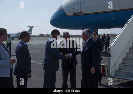 Außenminister Mahmoud Ali Youssouf begrüßt US-Staatssekretär Rex Tillerson in Dschibuti International Airport, 9. März 2018. Sekretär Tillerson met mit Youssouf in Dschibuti die US-djiboutian Partnerschaft zu erörtern, und tauschten sich über die bilateralen Probleme, Sicherheitsrisiken, und wirtschaftlichen Reformen. (U.S. Air National Guard Foto: Staff Sgt. Allyson L. Manieren) Stockfoto