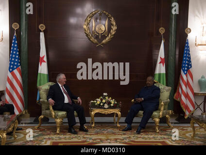 Us-Außenministerin Rex Tillerson trifft sich mit Präsident Ismail Omar Guelleh im Präsidentenpalast, Dschibuti, März 9. 2018. Sekretär Tillerson traf auch mit djiboutian Außenminister Mahmoud Ali Youssouf in Dschibuti die US-djiboutian Partnerschaft zu erörtern, und tauschten sich über die bilateralen Probleme, Sicherheitsrisiken, und wirtschaftlichen Reformen. (U.S. Air National Guard Foto: Staff Sgt. Allyson L. Manieren) Stockfoto