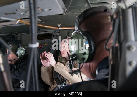 UH-60 Black Hawk ist ein zweimotoriger Nutzhubschrauber, der von Sikorsky Aircraft für den US-Militärdienst produziert wird. Das Flugzeug schwebt über dem Fenway Park in Boston, Massachusetts, während einer Gemeindemission der Massachusetts National Guard am 9. März 2018, die die Hanscom Air Force Base verlässt. Das Archivbild dokumentiert den Flugbetrieb über einem großen städtischen Wahrzeichen. Stockfoto