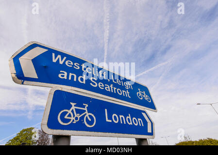 Radweg Richtung London, Westcliff, Leigh und Seafront. Blaues Schild, weiße Pfeile. Straßenverkehrsordnung. Beschädigt Stockfoto