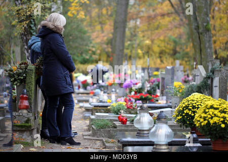 Die Menschen an der Polnischen traditionellen Friedhof am Fest Allerheiligen am 1. November und dem leeren Raum für Text Stockfoto