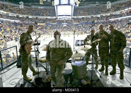 NASHVILLE, Tennessee - Mitglieder der 101 Airborne Division (Air Assault) Big 5 Rock Band versammeln sich für ein Foto während der Pause der Nashville Predators Hockey Game, 6. März 2018, bei Bridgestone Arena. Die Band dazu beigetragen, die Raubtiere aus Kick militärische Anerkennung Woche, indem sie vor einem heraus verkündete Masse von mehr als 17.000 Fans verkauft. Sie waren: Sgt. Justin Mann, Bass/Gesang; Staff Sgt. Keith Evans, drums; Sgt. Randall Gonzalez, Gitarre; SPC. Shaun McGovern, Gesang; und SPC. Walter Reuter, Tastatur. Die Band spielte einige populäre Klassik Rock Musik aus eine erhöhte Bühne jus Stockfoto