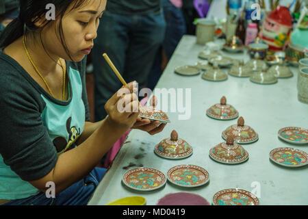 Samut Sakhon, Thailand - Januar 21, 2018: Künstlerin Malerei Keramik Töpferei in Factory House wo ist für kleine und mittelständische Unternehmen in Samut Sakhon, Th Stockfoto