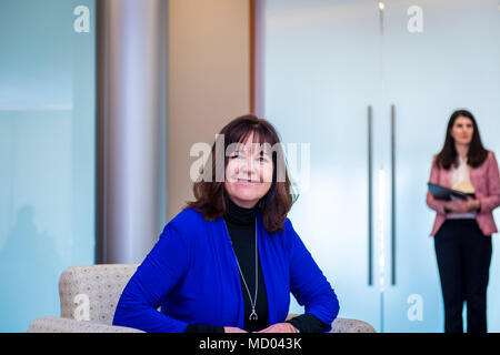 FORT BELVOIR, VA.-- (März 7, 2018) - zweite Frau Karen Pence zahlt sich ein Besuch im Belvoir Krankenhaus Intrepid Zentrum eines mit center Leistungserbringer zu treffen und ein Besuch bei der Familie in der Kunst Therapie Programm März 7, 2018 eingeschrieben. Das Belvoir Hospital ist ein 120-Betten, 1,3 Millionen Quadratmeter großen militärischen Gemeinschaft Krankenhaus, das eine Bevölkerung von 250.000 Mitarbeiter mit über 100.000 eingetragenen Empfangen von stationären und Specialty Care Services um 55 Spezialgebiet Kliniken unterstützt, ein Krieger Pavillon (für den Kampf verletzt/verletzt/krank), stationäre Neigungen Programm und drei Satelliten-Familie hea Stockfoto