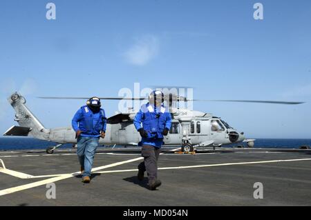 180312-N-QR 145-081 MITTELMEER (12. März 2018) Daries Smith, Links, und Jack Cabrito, Military Sealift Command civil service Seemänner, Durchführung von Keilen und Ketten auf einem MH-60S Sea Hawk Hubschrauber, der "Ghost Rider" der Hubschrauber Meer Combat Squadron (HSC) 28 an Bord der Blue Ridge Befehl-Klasse und Kontrolle Schiff USS Mount Whitney (LCC 20) März 12, 2018 zugeordnet. Mount Whitney, Vorwärts- und Gaeta, Italien eingesetzt, arbeitet mit einer kombinierten Mannschaft der US Navy Military Sealift Command Segler und öffentlichen Dienst Seemänner. (U.S. Marine Foto von Mass Communication Specialist 3. Klasse Krystina Coffey Stockfoto