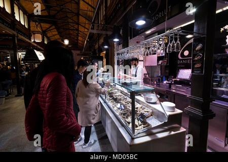 MADRID, Spanien - 28. MÄRZ 2018: Abend Markt von San Miguel Kunden bedienen. Stockfoto