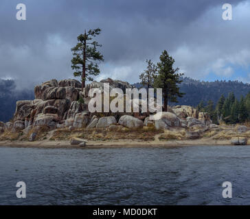 Berg Sturm Rollen in über einem Boulder Insel in der Kalifornischen Berge Stockfoto