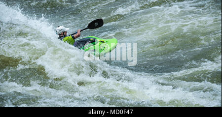 Junge Paddler navigieren im Wildwasser der Chattahoochee River in Columbus, Georgia. (USA) Stockfoto