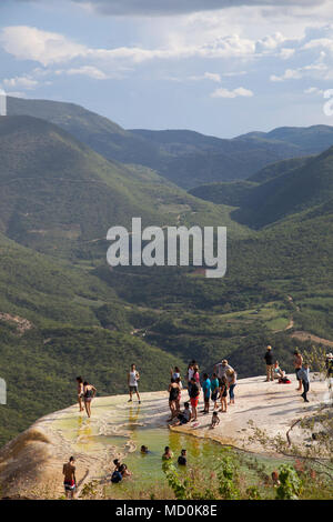 Besucher an den Pools an Hierve el Agua Oaxaca, Mexiko Stockfoto