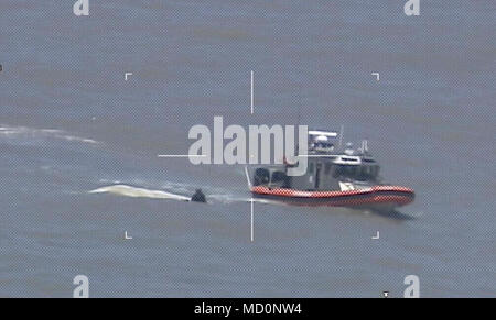 Eine Crew von Station South Padre Island kommt Bootsfahrer zu unterstützen, nachdem ihr Schiff in der Nähe von South Padre Island, Texas, März 29, 2018 kenterte. Die Küstenwache startete eine Air Station Houston MH-65 Dolphin aircrew, eine Besatzung von Station South Padre Island und die Coast Guard Cutter Jakob Poroo zur Szene, zusammen mit einer Küstenwache HC-144 Ocean Sentry die Bootsfahrer zu unterstützen. Stockfoto