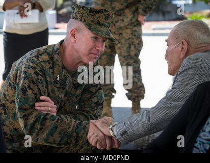 Us Marine Corps Generalmajor Eric M. Smith, der kommandierende General der 1. Marine Division, schüttelt Hände mit pensionierten US Marine Corps Oberstleutnant Kenneth Leitungen, ein silberner Stern Empfänger, bei Marine Corps Base Camp Pendleton, Calif., 29. März 2018. Rohre erhielt Briefe der Inspiration aus verschiedenen Generäle über den Marine Corps für seine Handlungen während als Kommandierender Offizier der Bravo Company, 1.Bataillon, 26 Marine Regiment, 3rd Marine Division während des Vietnam Krieges. Stockfoto