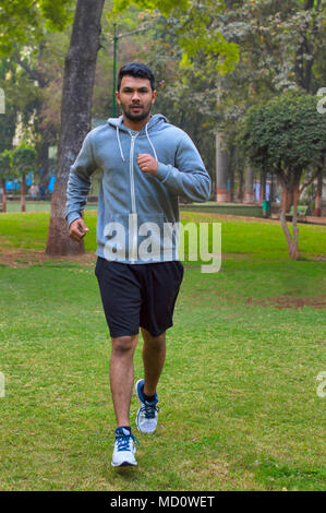Jungen Kerl Jogging im Park Stockfoto