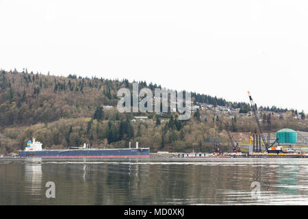 NORTH VANCOUVER, BC, Kanada - Apr 09, 2018: Öltanker in der Nähe der Parkanlage Brennstoffe Raffinerie. Stockfoto