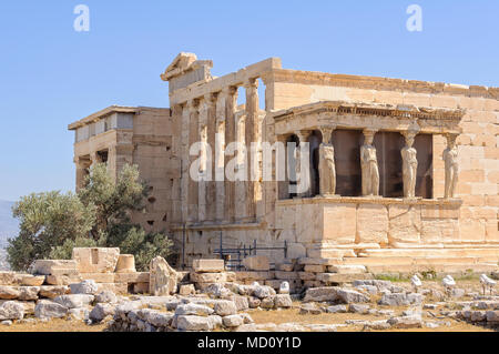 Erechtheion ist eine antike griechische Tempel auf der Nordseite der Akropolis leicht durch die karyatiden, die architektonische Spalten in der Form erkennbar Stockfoto