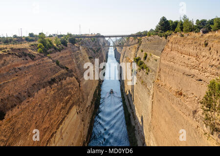 Korinth Kanal durch die Landenge von Korinth zwischen dem Golf von Korinth in das Ionische Meer und den Saronischen Golf in der Ägäis - Korinth, Gr Stockfoto