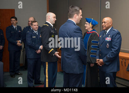 Generalleutnant Anthony Cotton, Universität Commander und Sekretär der Air Force Heather Wilson, grüßt aus Absolventen während einer privaten Empfang vor der Air Force Institut 2018 von Technologie Anfang Zeremonie im National Museum der United States Air Force, Dayton, Ohio, 22. März 2018. AFIT ist auf eine hervorragende Verteidigung - fokussierte Forschung-basierte Weiterbildung fokussiert. Stockfoto