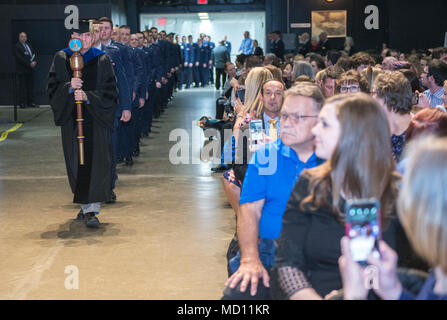 Studenten nehmen an ihrer Staffelung Spaziergang während der Air Force Institut 2018 von Technologie Anfang Zeremonie im National Museum der United States Air Force, Dayton, Ohio, 22. März 2018. AFIT ist Absolvent Lehr- und Forschungsprogramme im Bereich der Wissenschaft, Technologie, Ingenieurwesen und Mathematik (STEM). Stockfoto