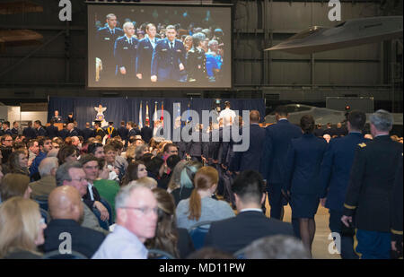 Studenten nehmen an ihrer Staffelung Spaziergang während der Air Force Institut 2018 von Technologie Anfang Zeremonie im National Museum der United States Air Force, Dayton, Ohio, 22. März 2018. AFIT ist Absolvent Lehr- und Forschungsprogramme im Bereich der Wissenschaft, Technologie, Ingenieurwesen und Mathematik (STEM). Stockfoto