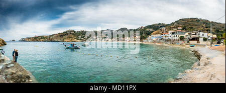 Boote segeln auf dem Meer mit Strand, Kreta, Griechenland Stockfoto