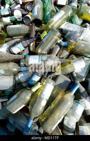 Stapel von Glasflaschen recycelt werden Stockfoto