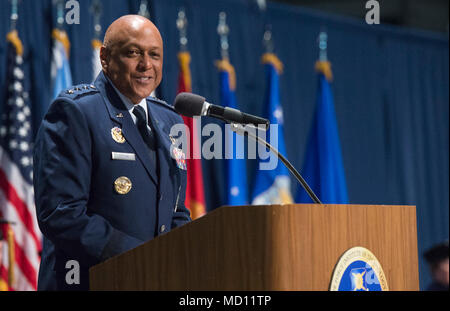 Generalleutnant Anthony Cotton, Universität Commander, gibt Erläuterungen während der Air Force Institut 2018 von Technologie Anfang Zeremonie im National Museum der United States Air Force, Dayton, Ohio, 22. März 2018. AFIT ist auf eine hervorragende Verteidigung - fokussierte Forschung-basierte Weiterbildung fokussiert. Stockfoto