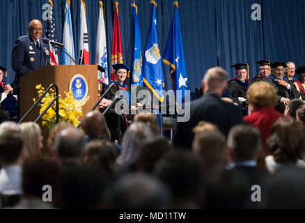 Generalleutnant Anthony Cotton, Universität Commander, führt ein pensionierter Service Mitglied im Publikum, in der 6. Welle der Truppen während der Invasion in der Normandie, während seine Bemerkungen auf der Air Force Institut 2018 von Technologie Anfang Zeremonie im National Museum der United States Air Force, Dayton, Ohio, 22. März 2018. Das Paar wurde es ihren Enkel Absolvent von der afit zu sehen. Stockfoto