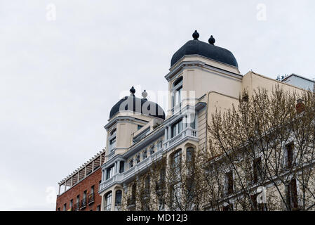 Luxuriöse Wohnimmobilien in Downtown District. Low Angle View der Penthäuser gegen bewölkter Himmel Stockfoto