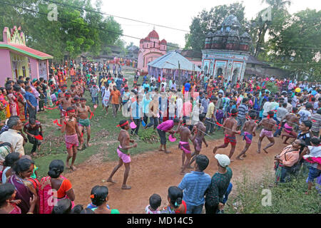 Anhänger mit ihrer Zunge mit einer Eisenstange nehmen Sie teil an einer religiösen Prozession Shiva Gajan Festival zu feiern durchbohrt. Charak ist ein Teil von Shiva Gajan Festival ist speziell durch die Einhaltung der Zeitpläne cast Gemeinschaft wie Bauri, Bagdi, Hari, Dom etc. Die persönlichen, die im Festival teil Shiva Anhänger werden sogenannte Sannyashi oder Bhakta und von allen respektiert werden. Hunderte von Gläubigen Anhänger bieten Opfern & durchgeführt Andachten während des Festivals in die Hoffnungen des Gewinnens die Gunst des hinduistischen Gottes Shiva & Gewährleistung der Erfüllung Ihrer Wünsche & auch das Ende der Bengalischen calen zu markieren Stockfoto