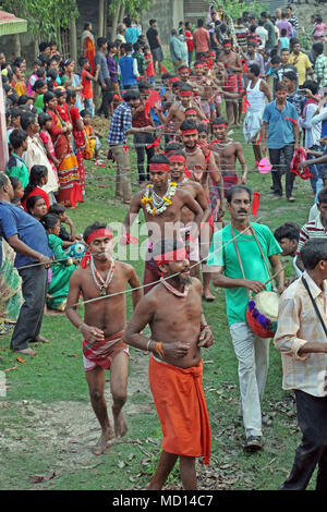 Anhänger mit ihrer Zunge mit einer Eisenstange nehmen Sie teil an einer religiösen Prozession Shiva Gajan Festival zu feiern durchbohrt. Charak ist ein Teil von Shiva Gajan Festival ist speziell durch die Einhaltung der Zeitpläne cast Gemeinschaft wie Bauri, Bagdi, Hari, Dom etc. Die persönlichen, die im Festival teil Shiva Anhänger werden sogenannte Sannyashi oder Bhakta und von allen respektiert werden. Hunderte von Gläubigen Anhänger bieten Opfern & durchgeführt Andachten während des Festivals in die Hoffnungen des Gewinnens die Gunst des hinduistischen Gottes Shiva & Gewährleistung der Erfüllung Ihrer Wünsche & auch das Ende der Bengalischen calen zu markieren Stockfoto